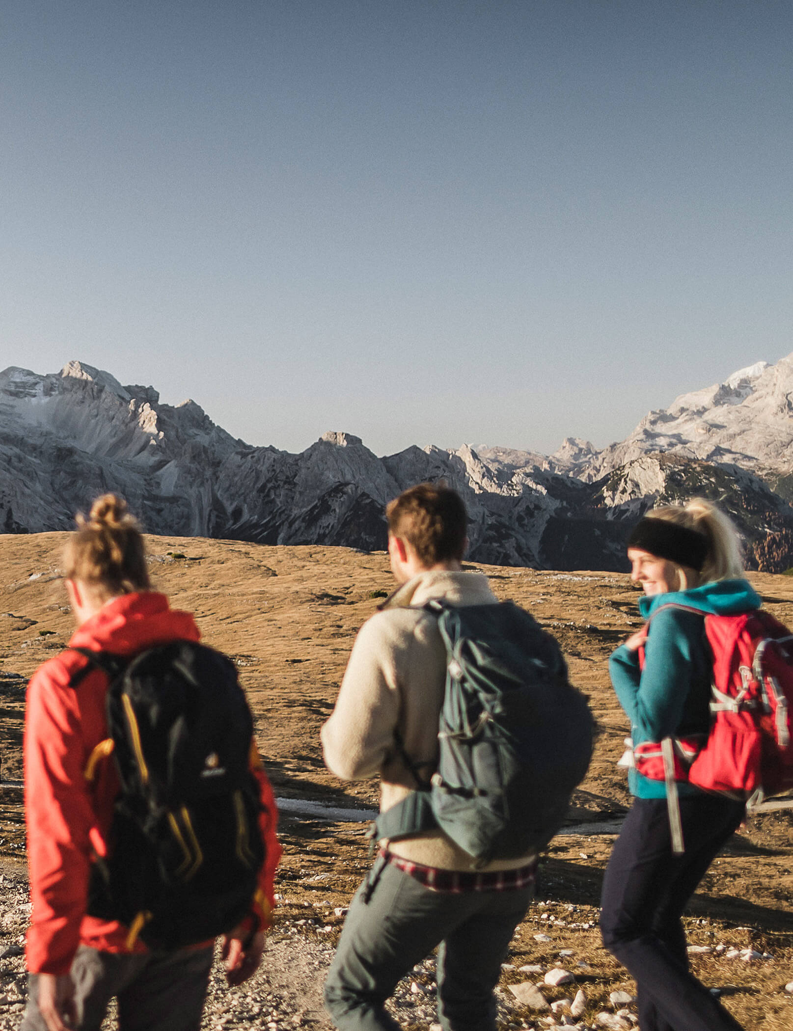 Drei Bergwanderer vor einer Bergkulisse - Hotel Patris