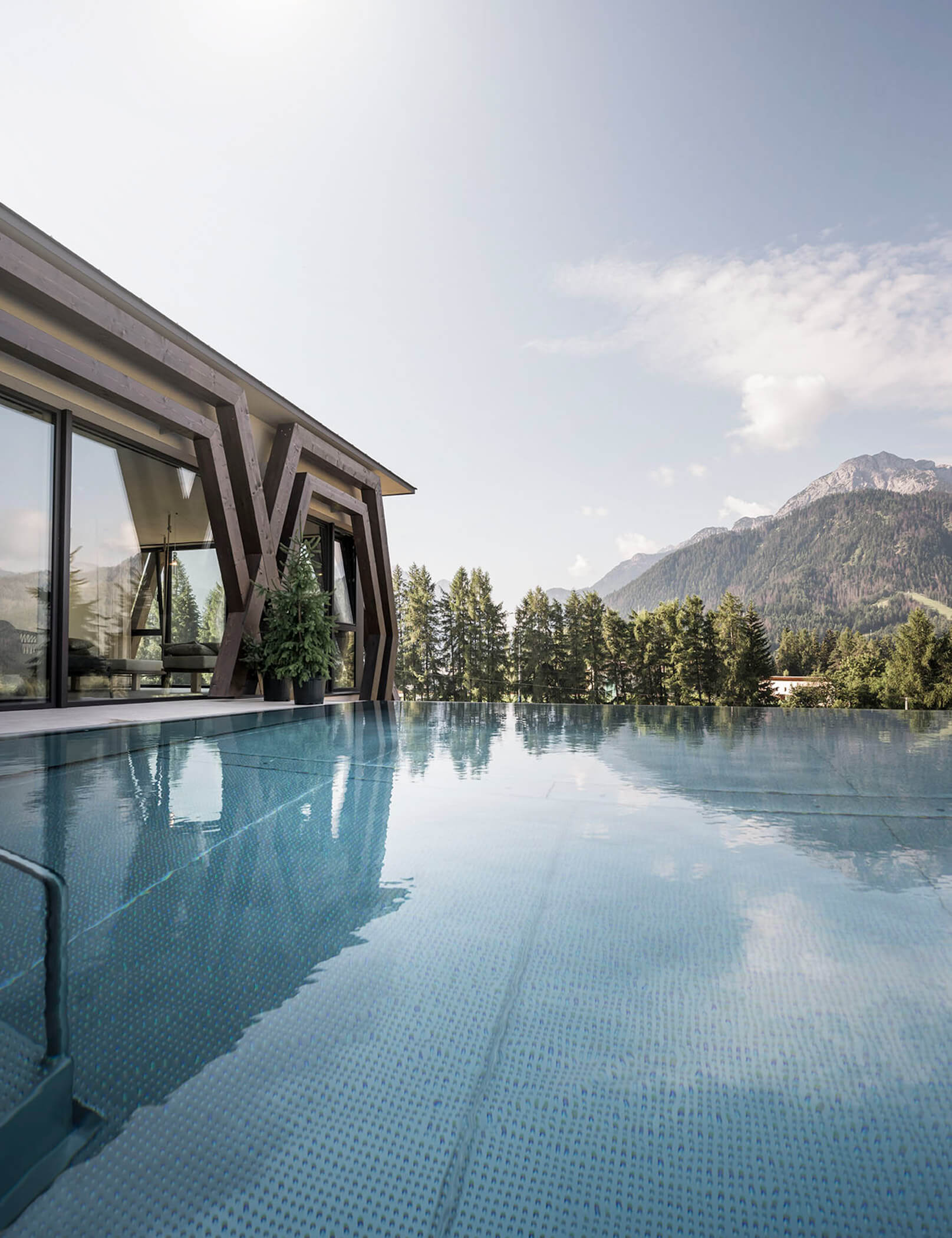 Außenpool mit Blick auf Bäume und Toblacher Berge - Hotel Patris