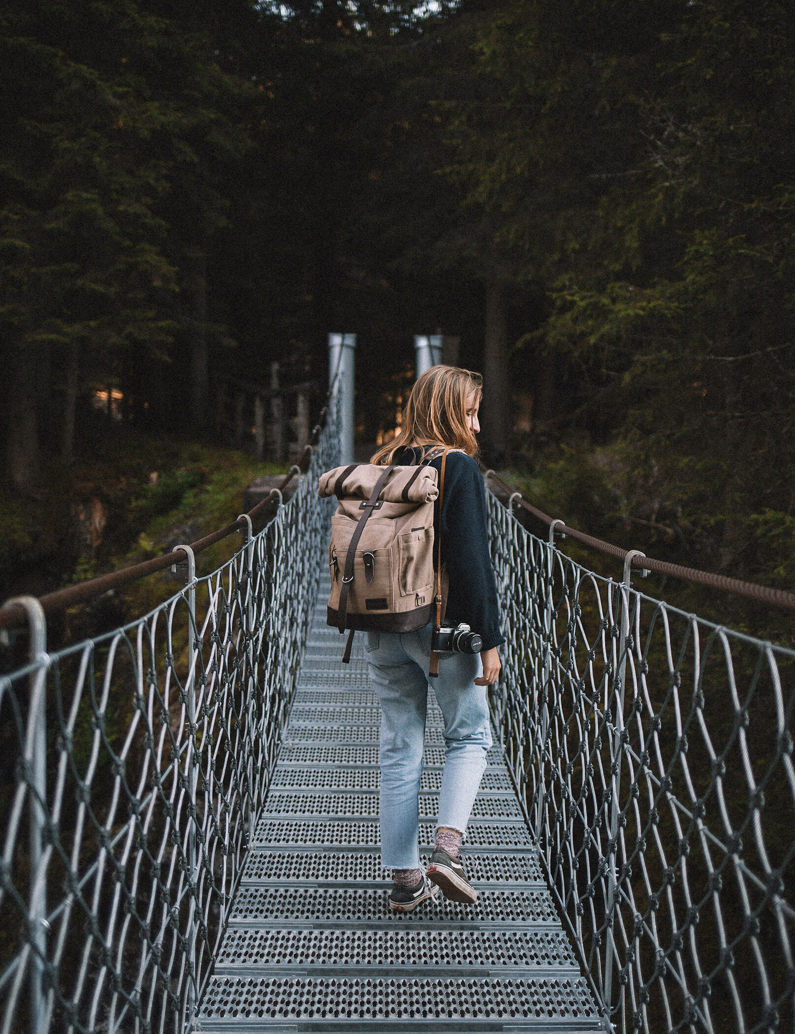 Frau überquert eine Brücke - Hotel Patris