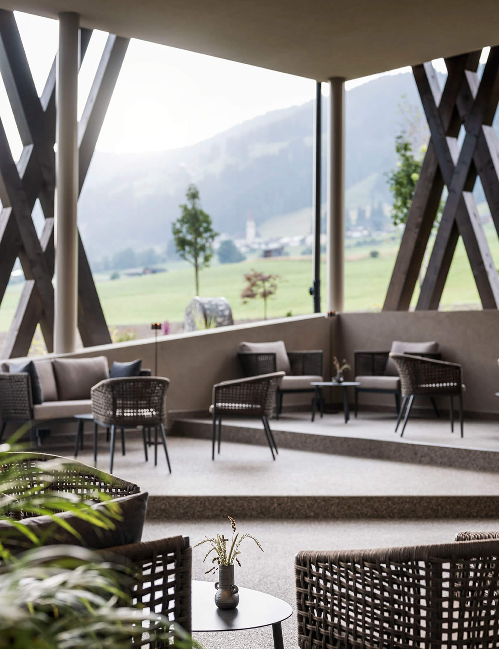 Die Terrasse des Hotel Patris mit Tischen und Stühlen - Hotel Patris