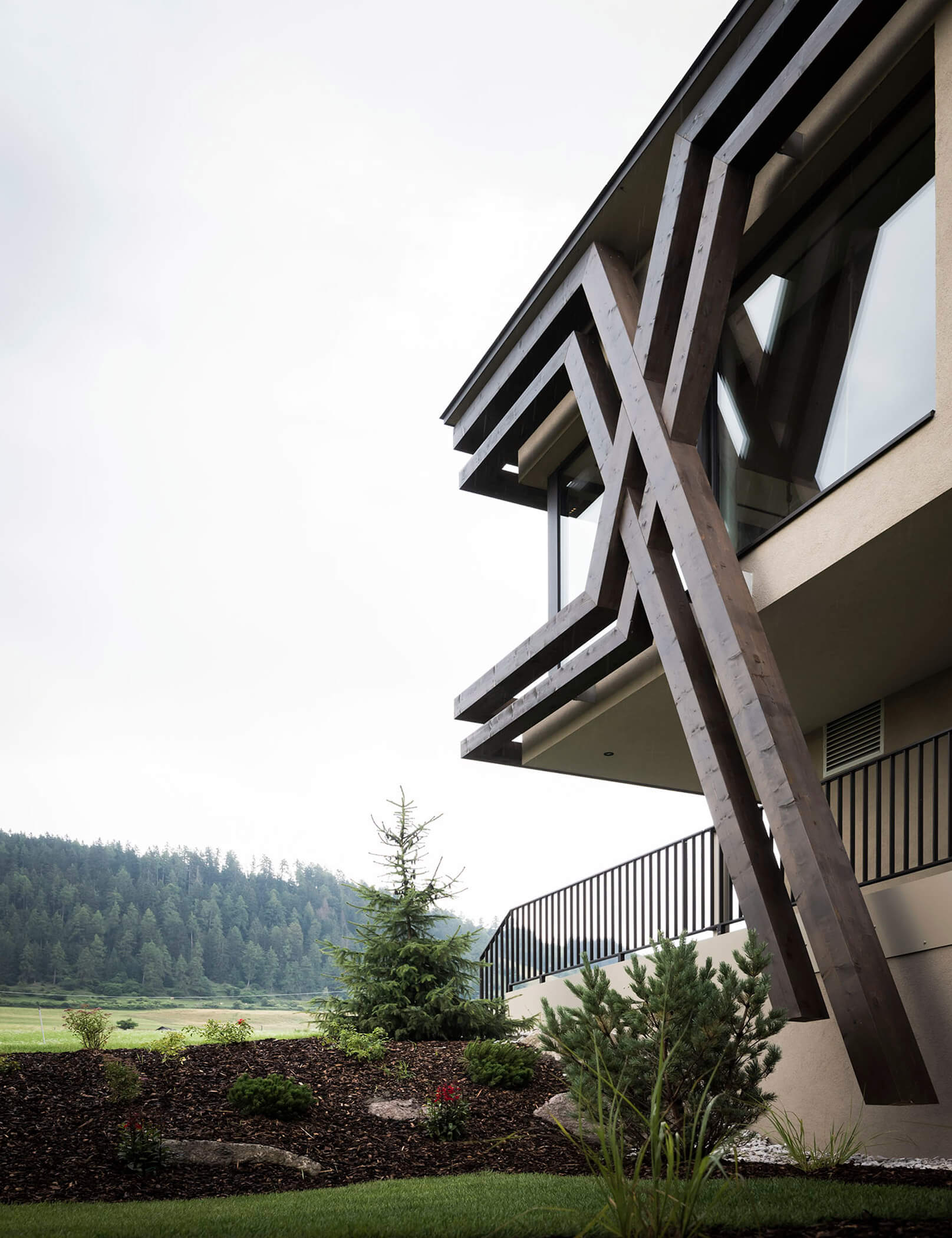 Hotel Patris dall'esterno con giardino