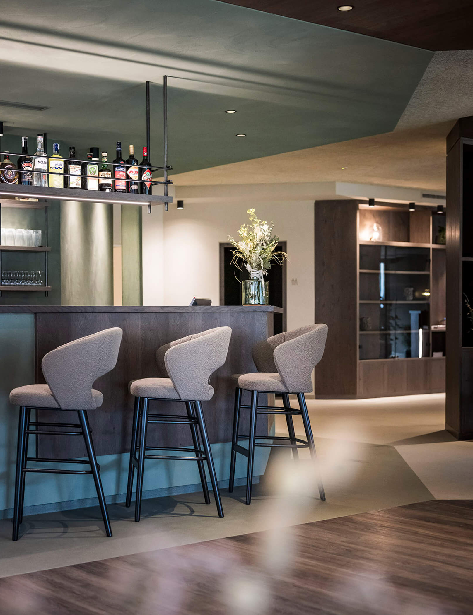 Bar dell'hotel con sgabelli e aperitivi - Hotel Patris