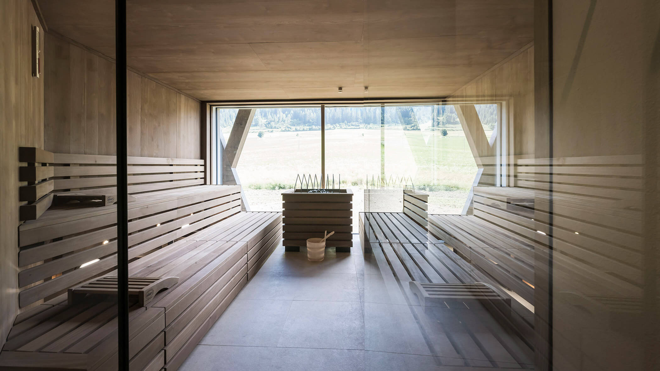 Finnische Sauna mit Blick auf die Naturkulisse von Toblach - Hotel Patris