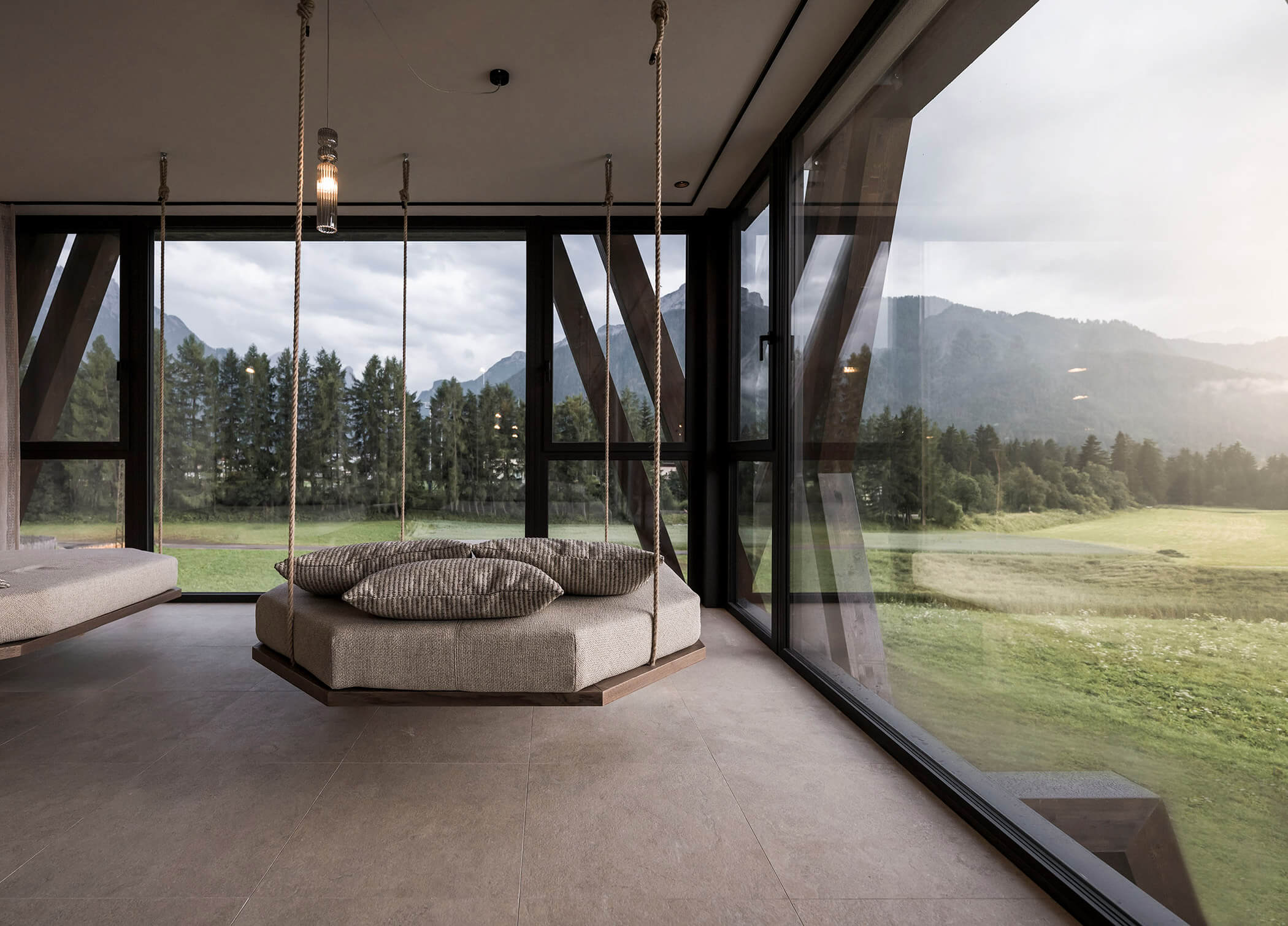 Ruheraum mit Hängeliege und Blick auf Wiesen und Bäume - Hotel Patris