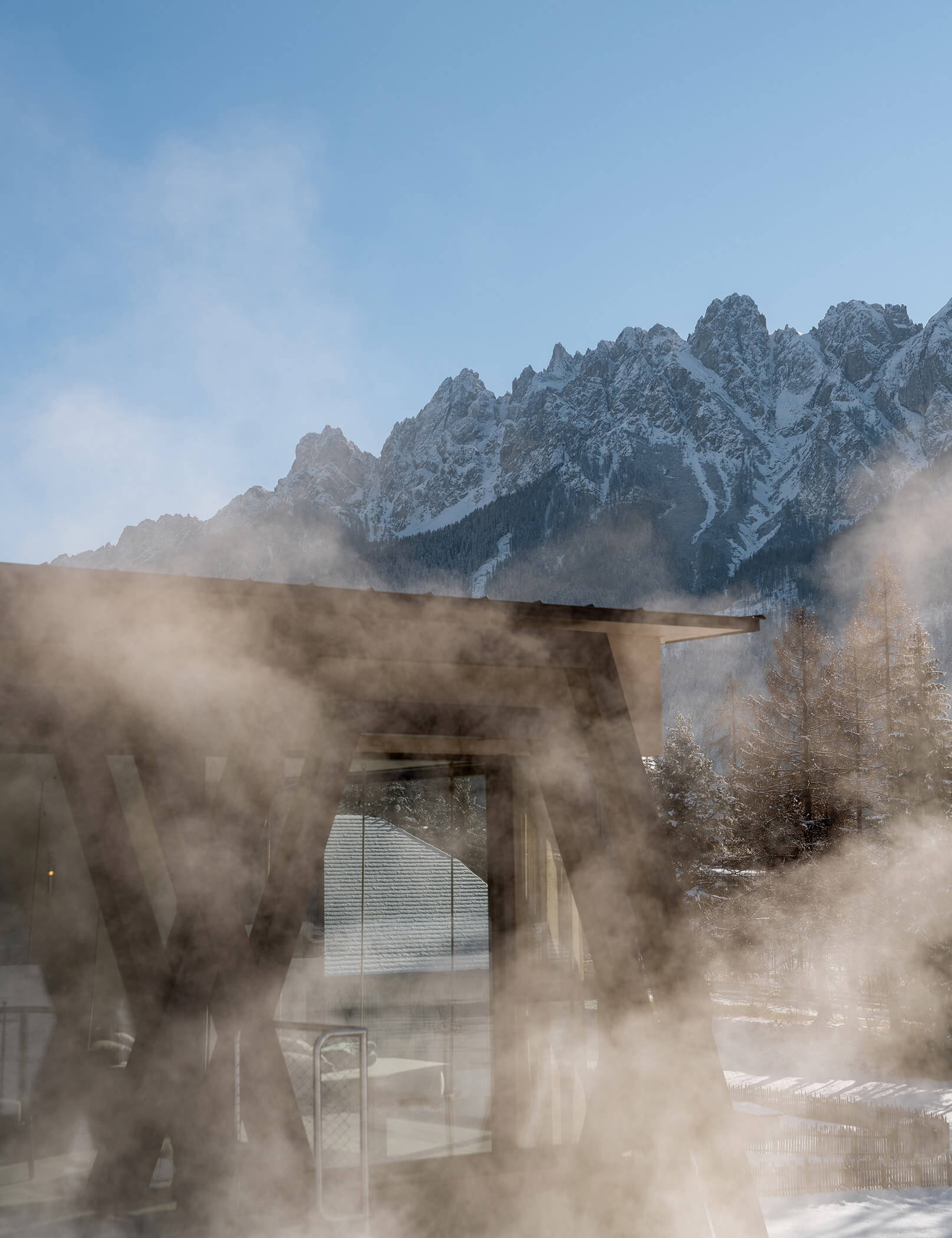 Piscina all'aperto - il vapore sale e immagina le montagne innevate