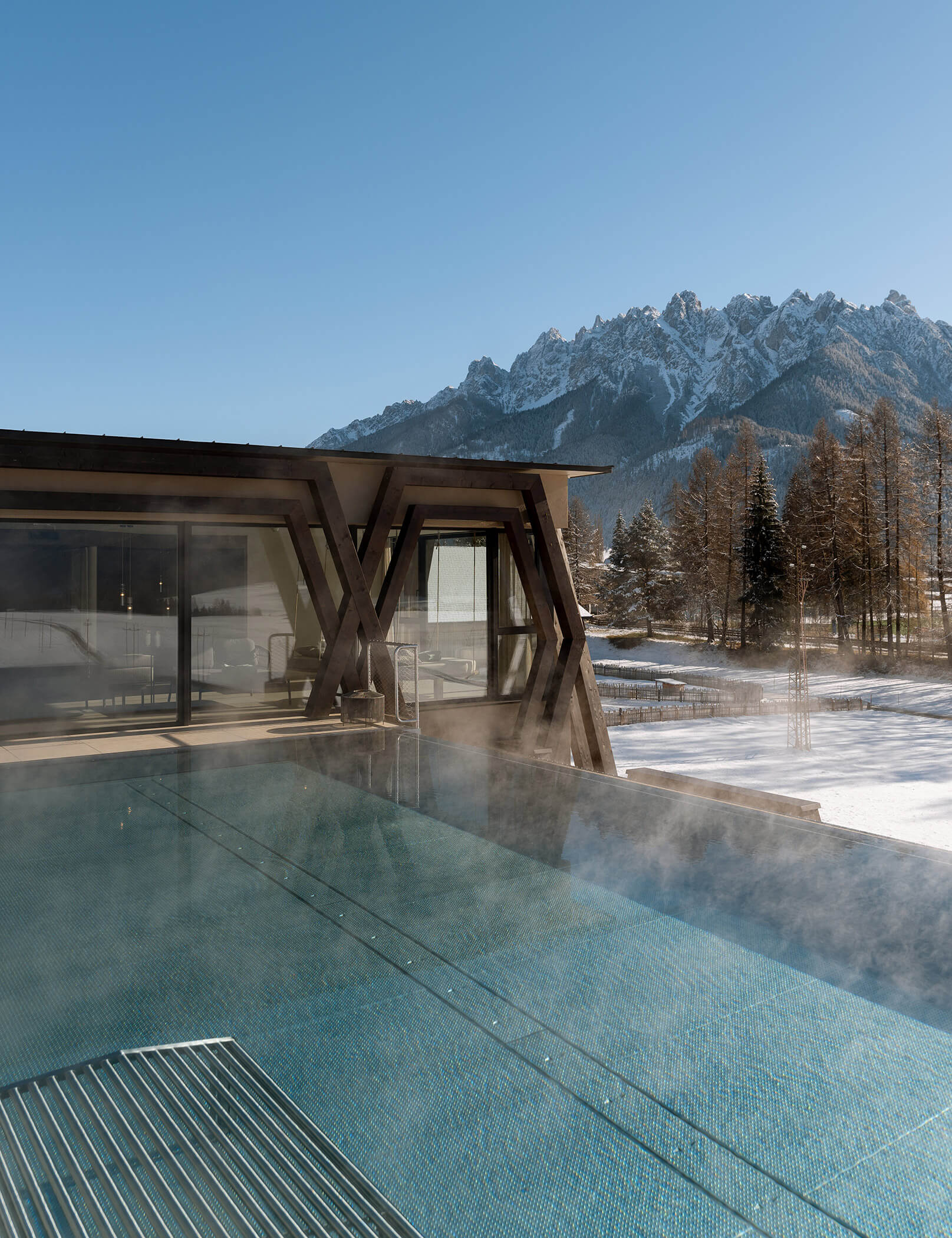 Dobbiaco in inverno - vista sulle montagne dalla piscina - Hotel Patris
