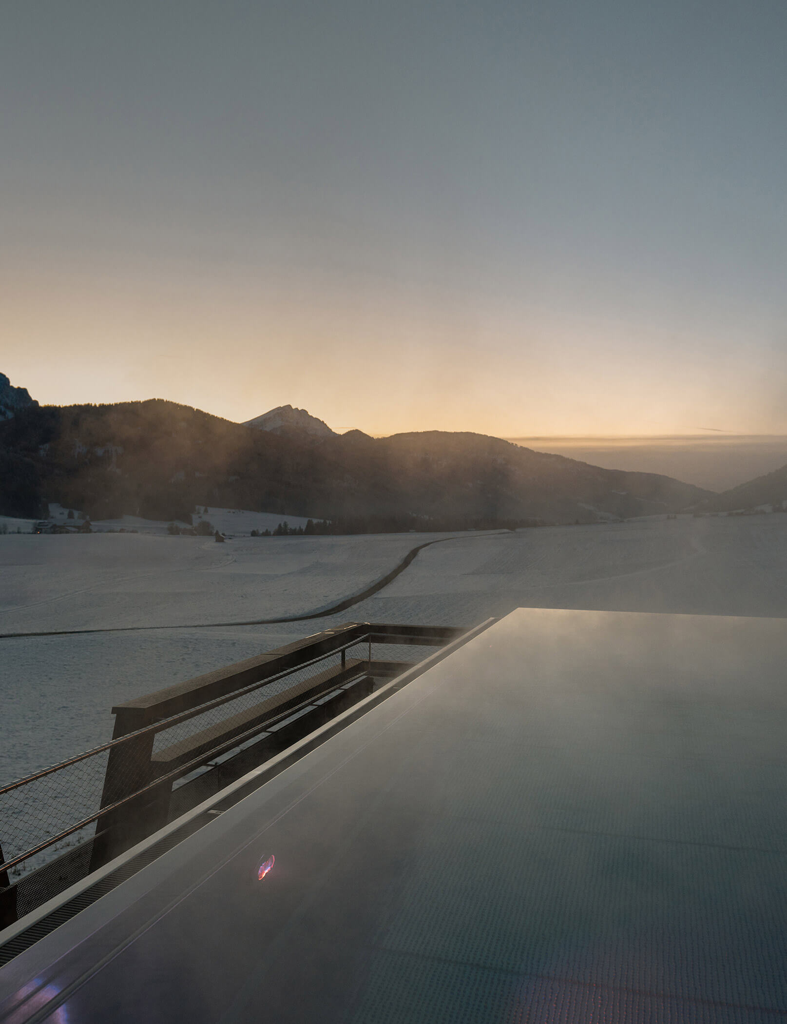 Atmosfera serale dalla piscina a sfioro - Hotel Patris