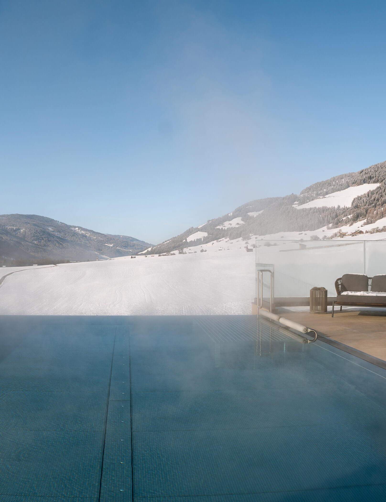 Piscina con vista sul paesaggio invernale a Dobbiaco - Hotel Patris