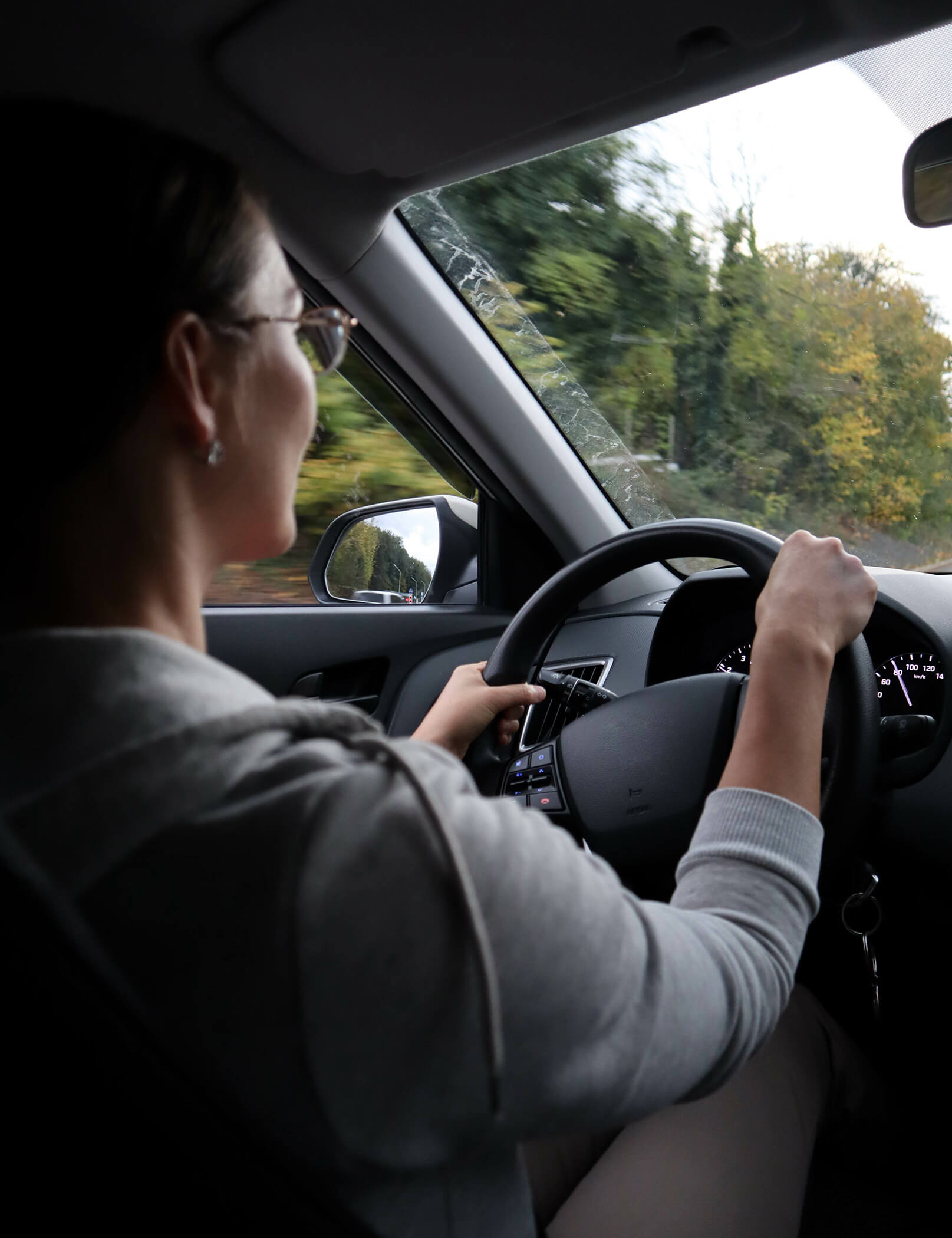 Donna guida in auto - Hotel Patris