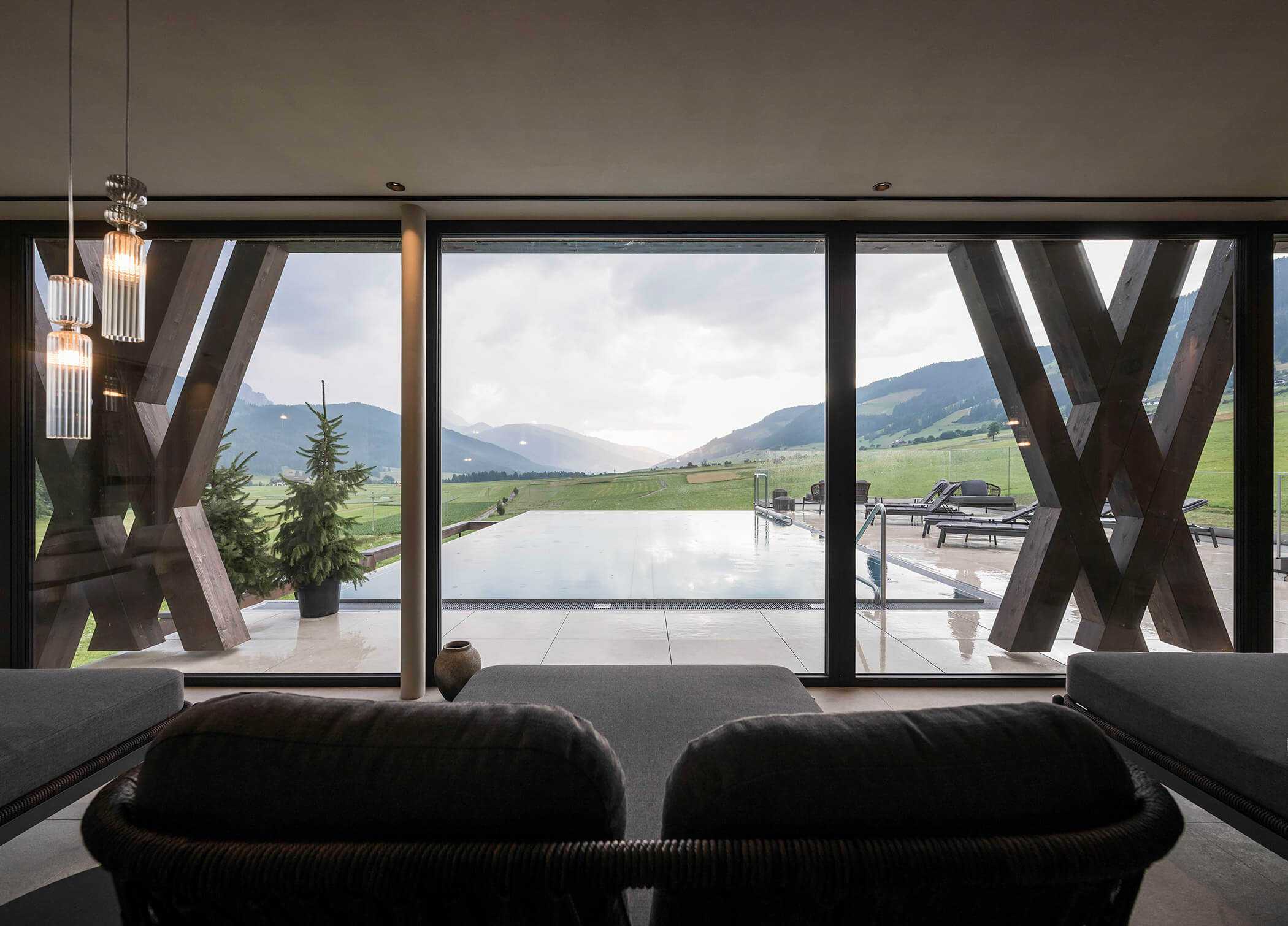 La sala relax con vista sulla piscina esterna e un magnifico panorama - Hotel Patris
