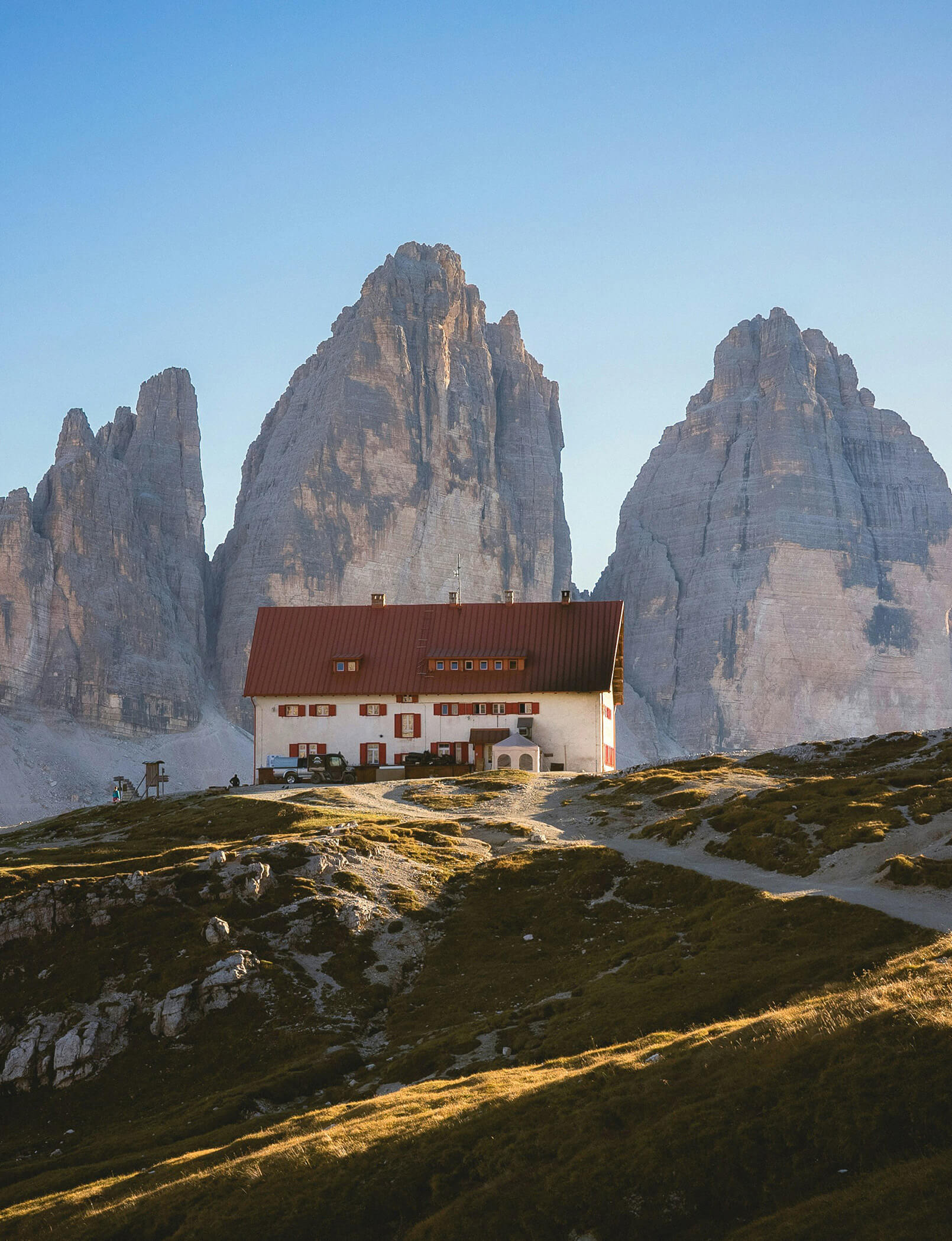 Il rifugio Locatelli con le Tre Cime di Lavaredo sullo sfondo - Hotel Patris