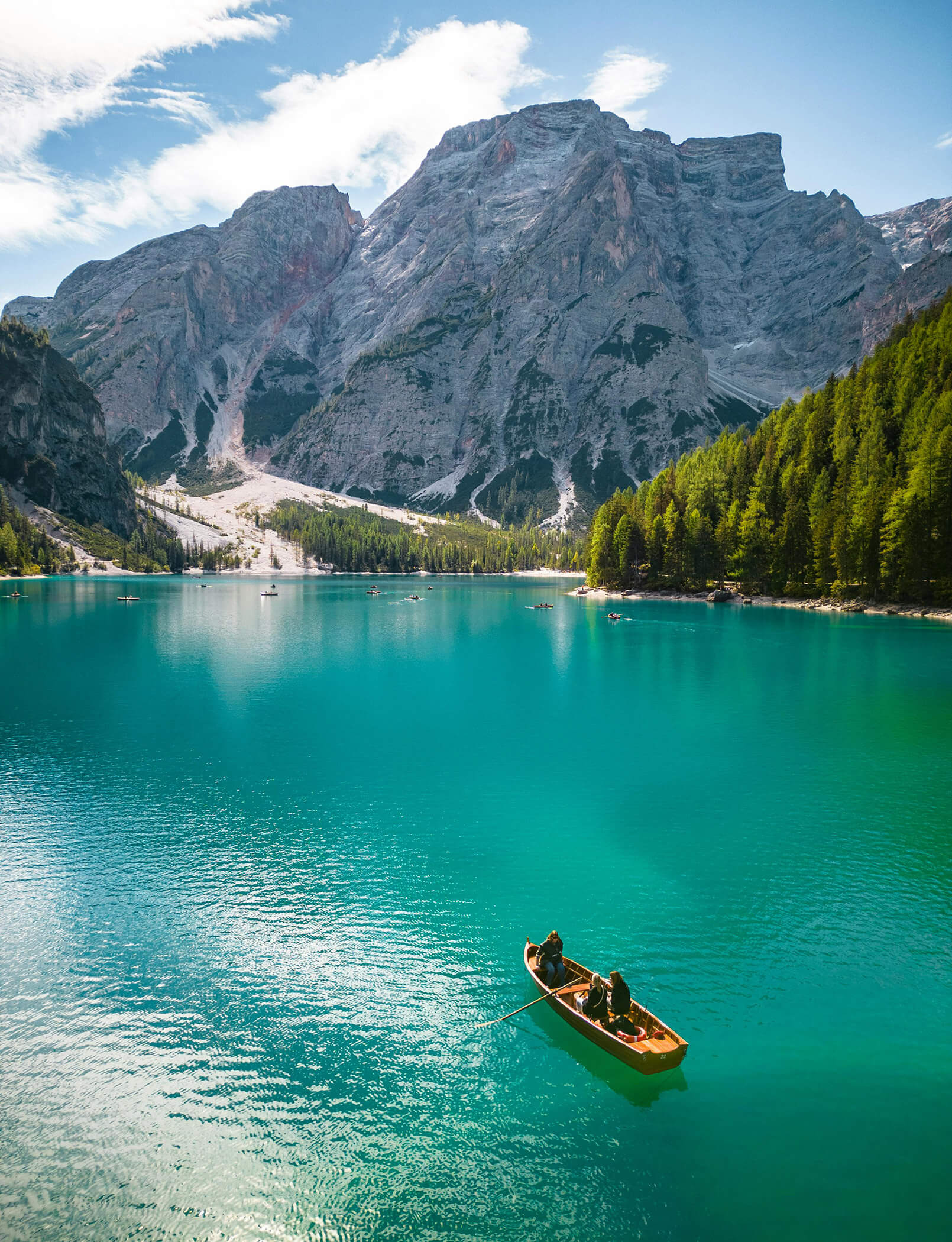 Il Lago di Braies con la Croda Rossa d'Ampezzo sullo sfondo - Hotel Patris