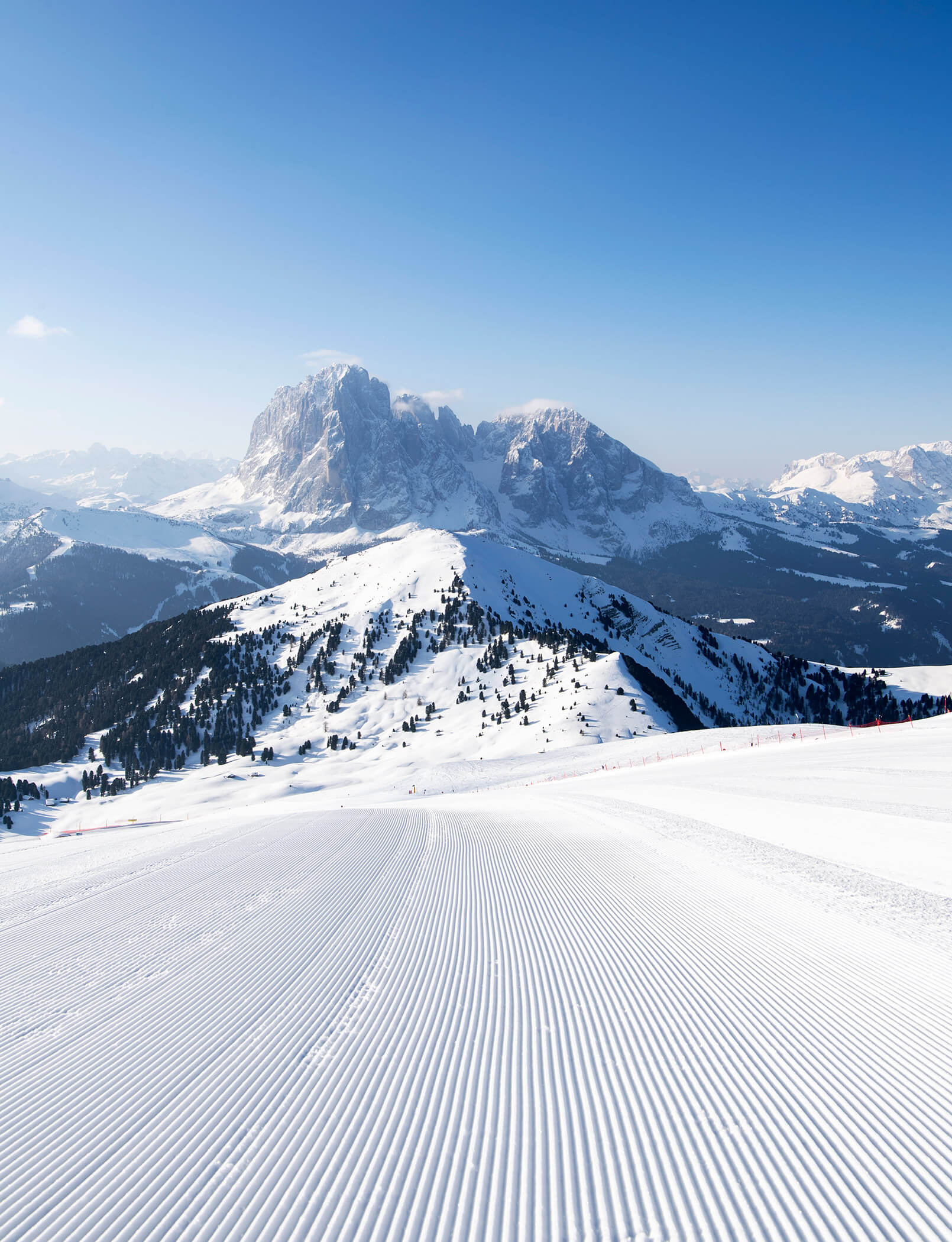 Pista appena battuta con montagne sullo sfondo - Hotel Patris