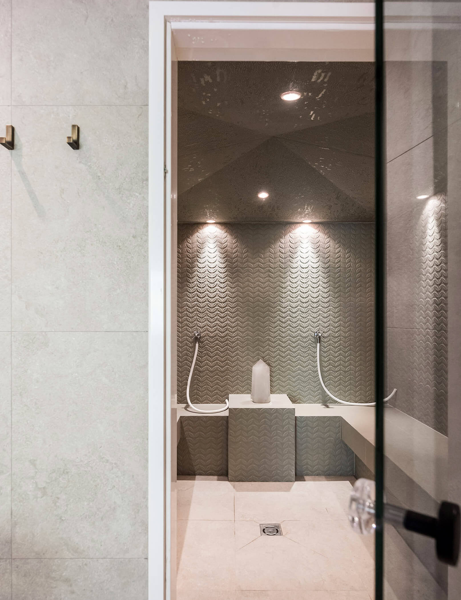 Sauna filandese con panca in pietra - Hotel Patris