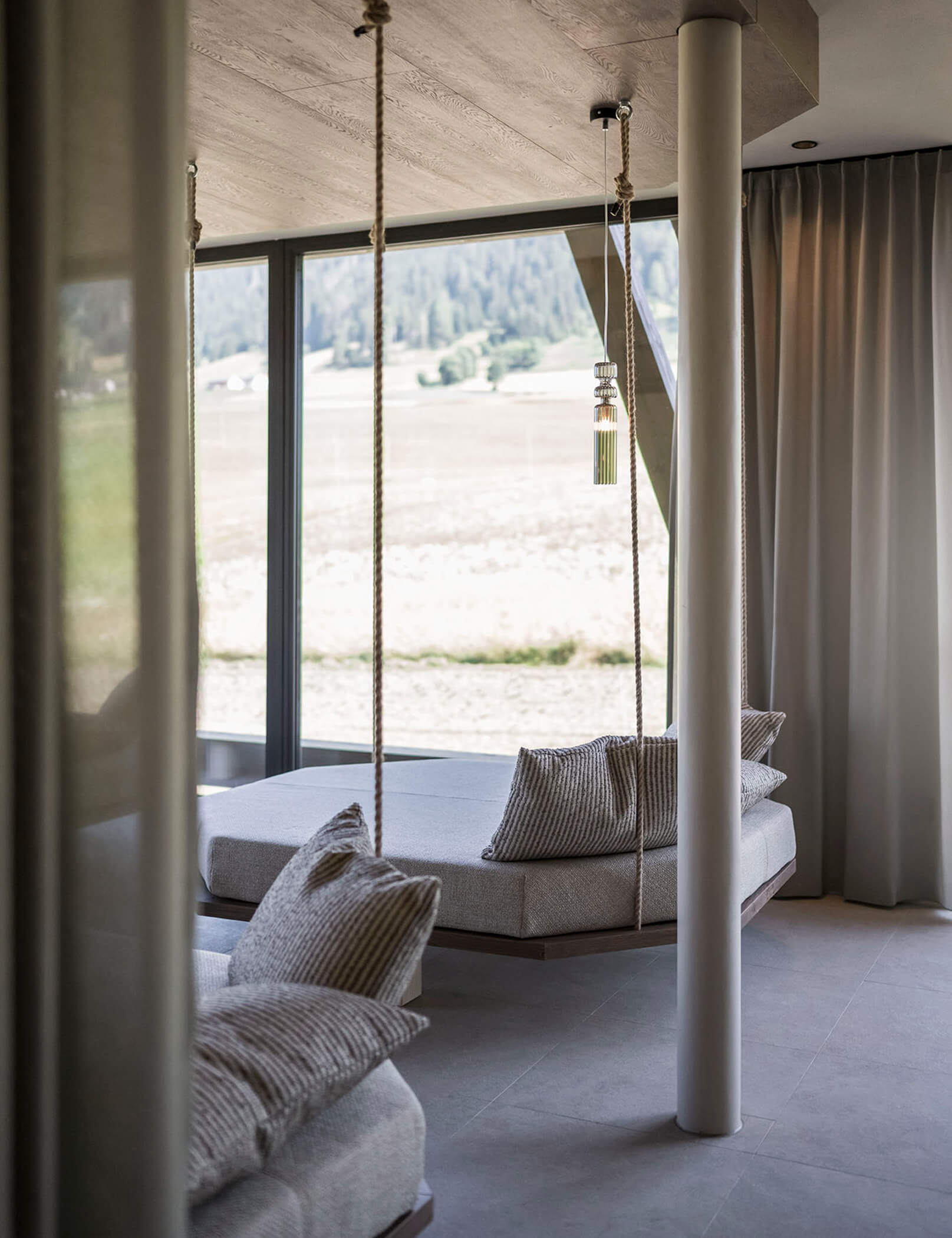 Sala relax con lettini sospesi e vista sui prati - Hotel Patris