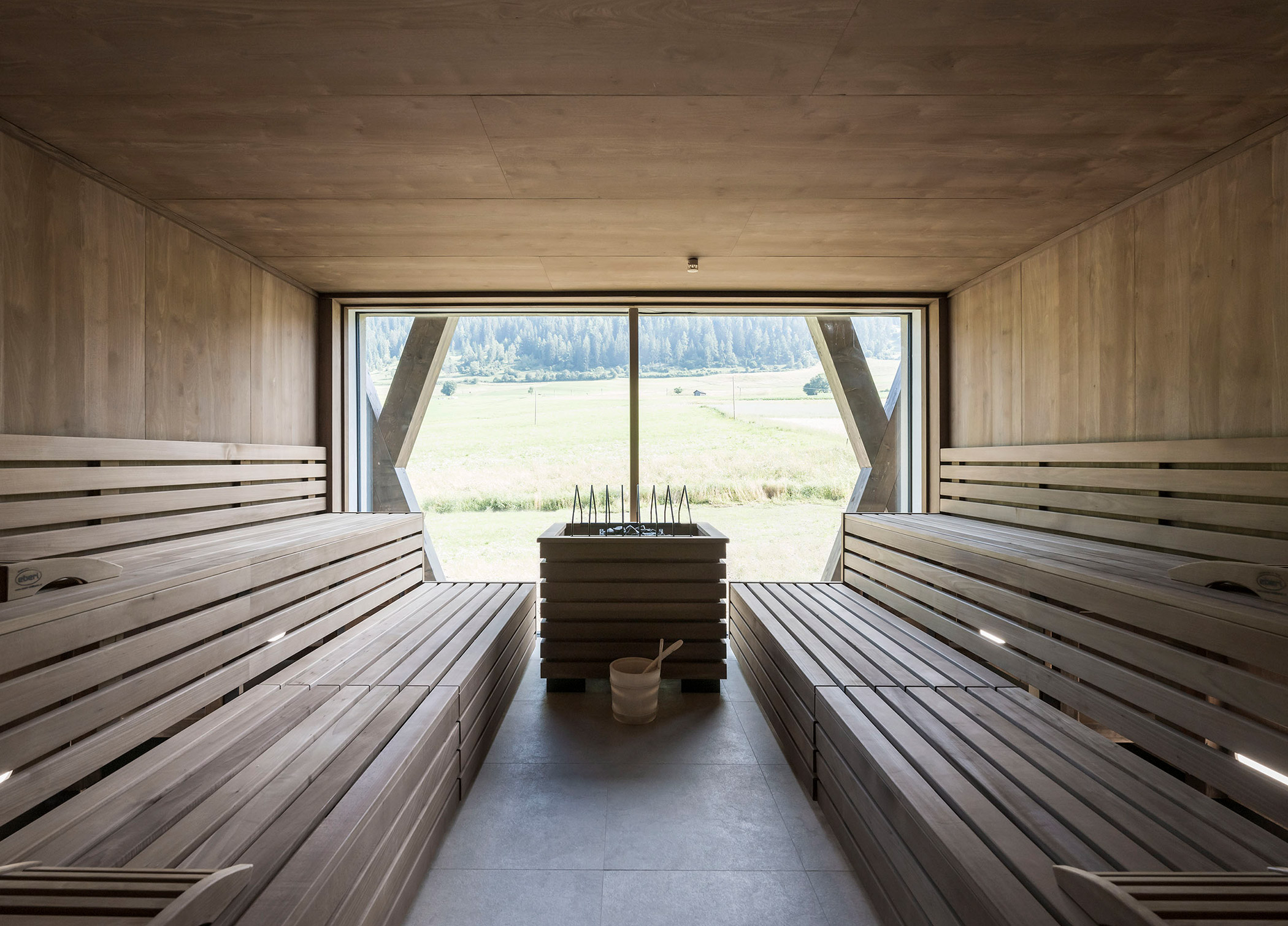 Finnische Sauna mit Blick auf die Naturkulisse von Toblach - Hotel Patris