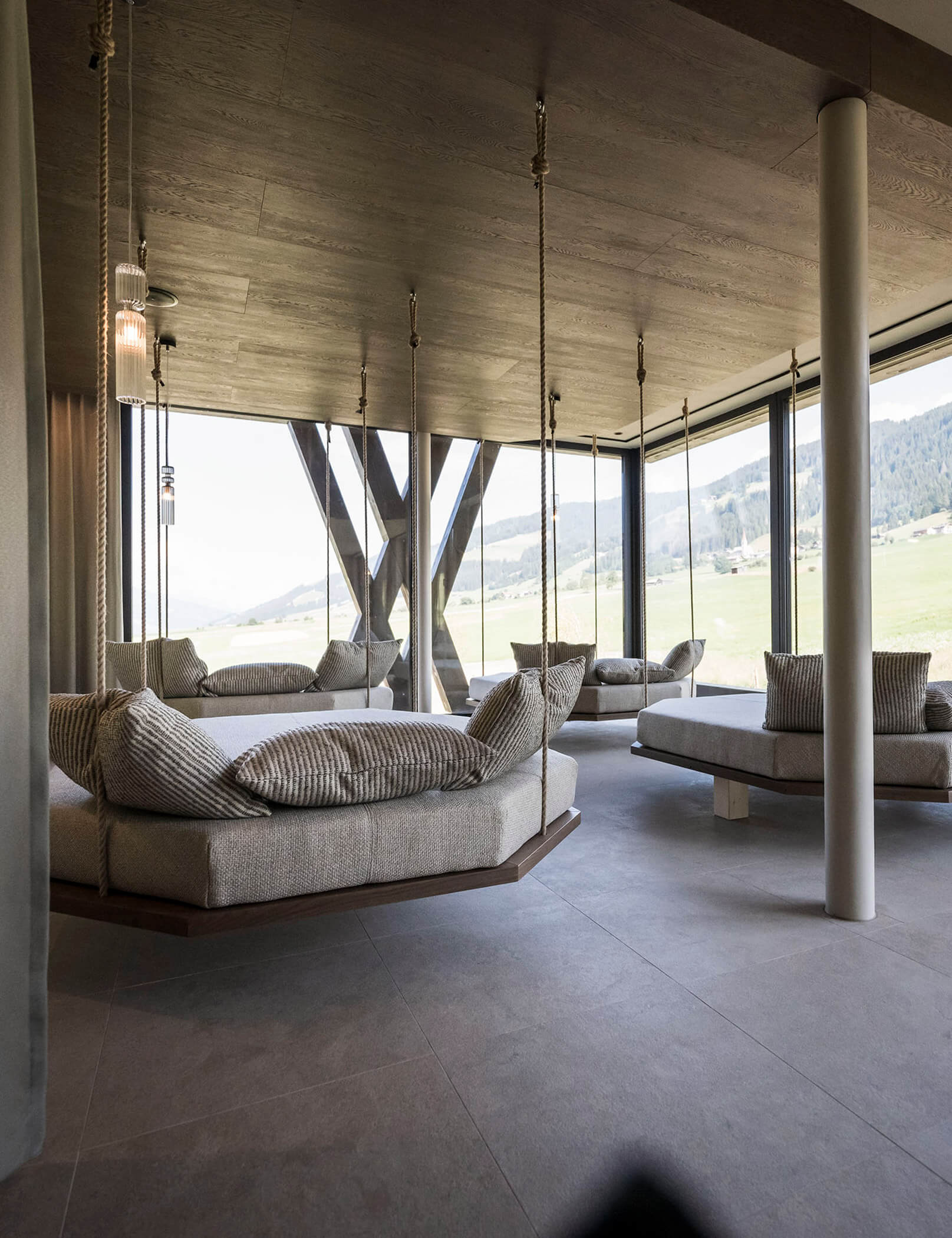 Sala relax con lettini sospesi e vista sui prati - Hotel Patris