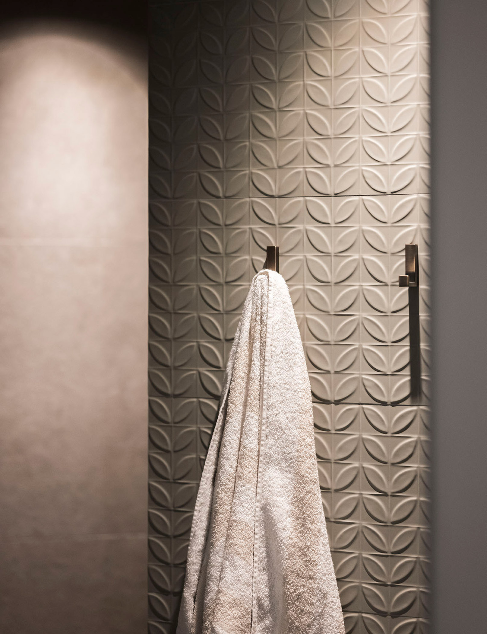 Weißes Handtuch am Haken - Hotel Patris