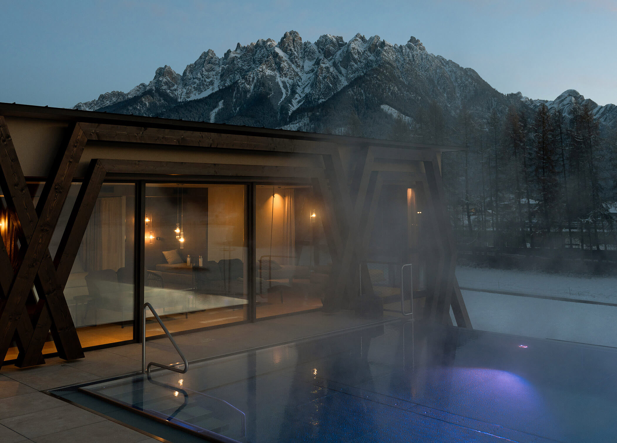 Piscina all'aperto con vista sulla sala relax - Hotel Patris in inverno