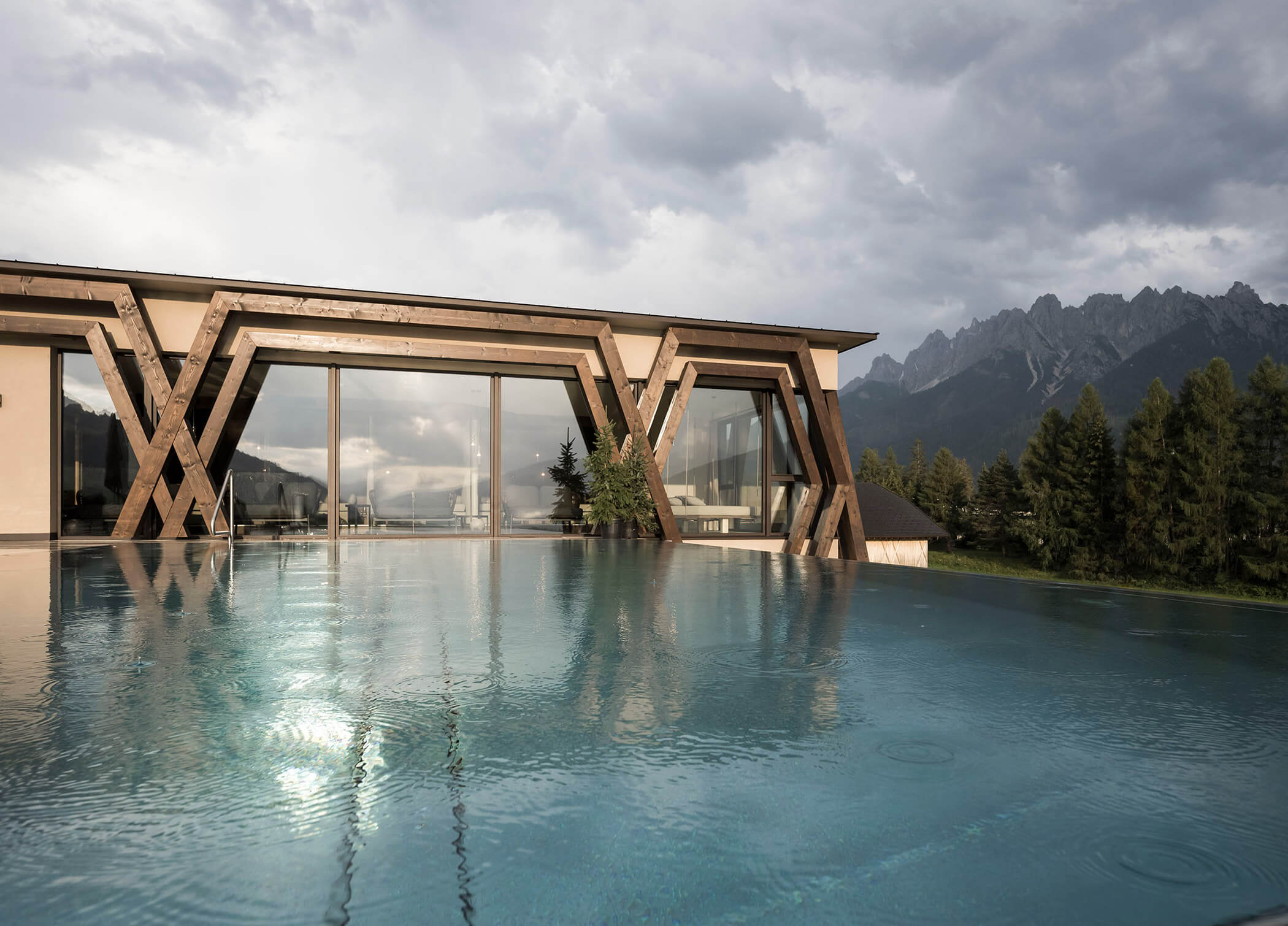 The outdoor pool with mountain view and view of the relaxation room - Hotel Patris