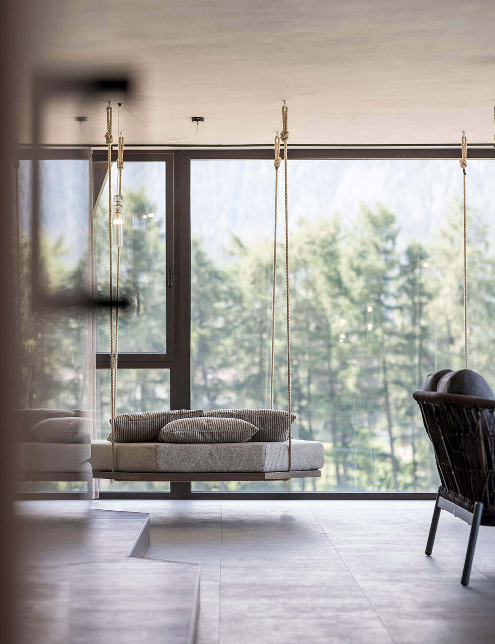 Sala relax con lettini sospesi e vista sugli alberi - Hotel Patris