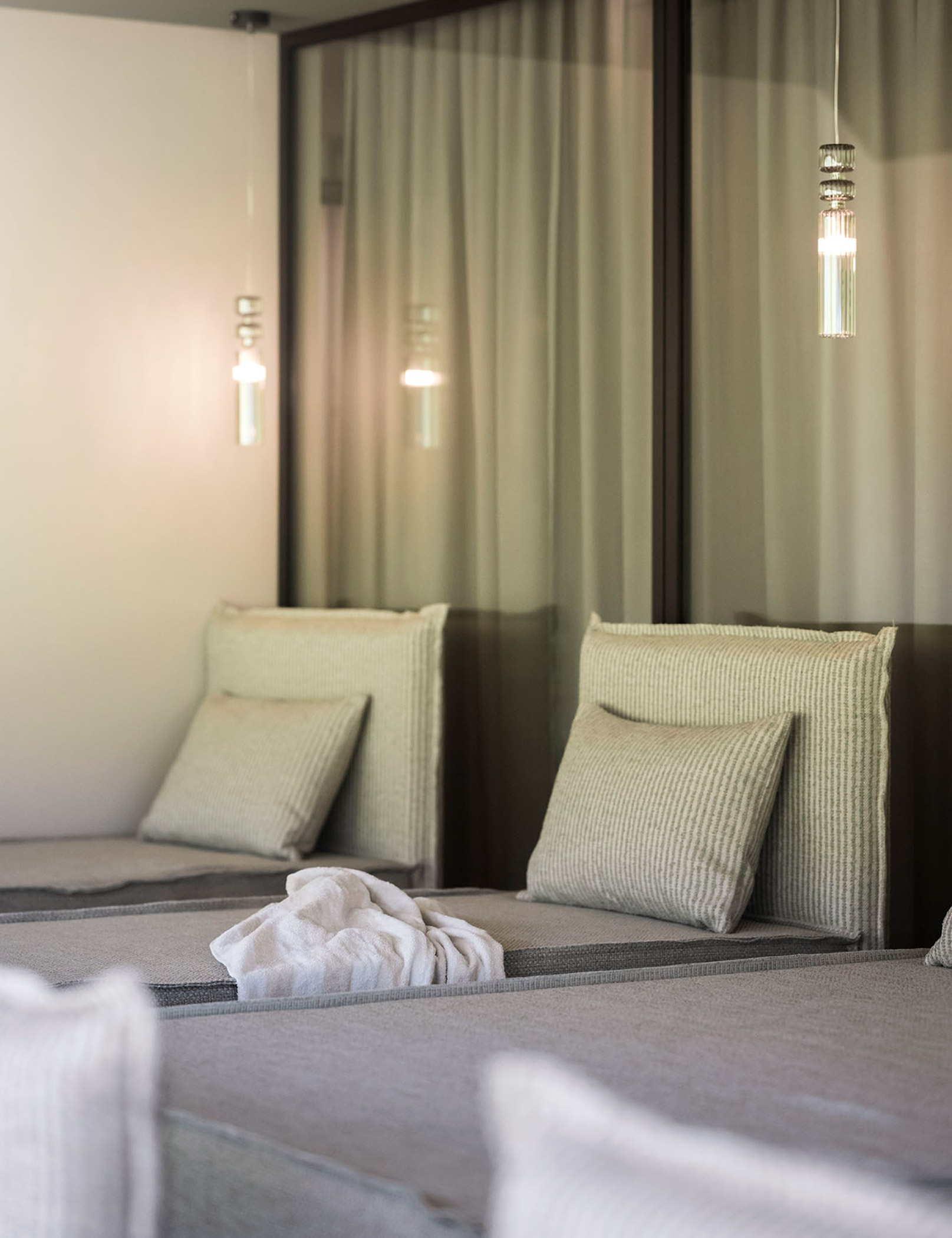 Liegen im Ruheraum mit grünen Kissen - Hotel Patris