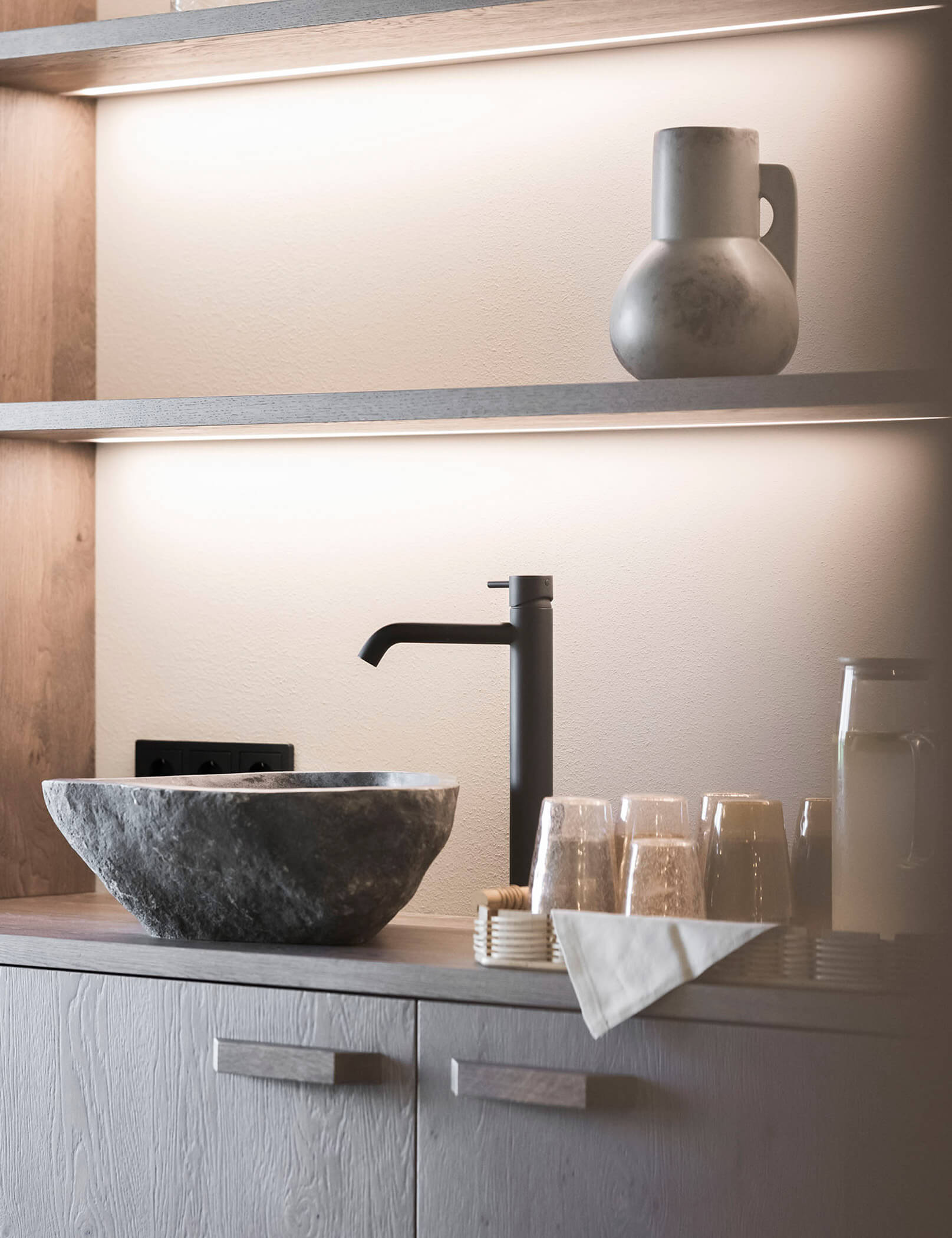 Angolo del tè nell'area benessere con lavabo in pietra e bicchieri d'acqua - Hotel Patris