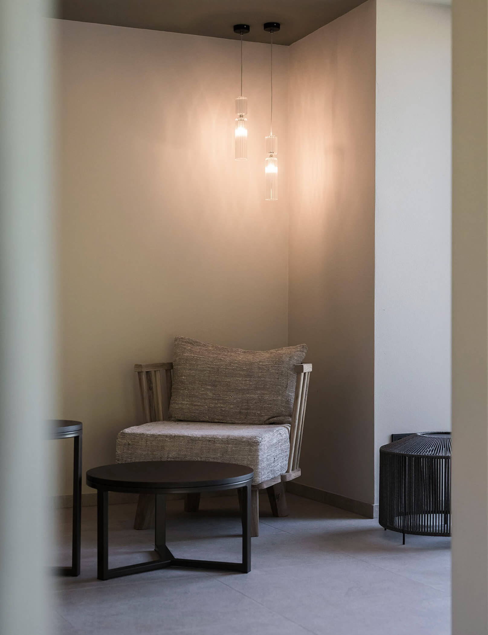 Accogliente zona salotto con poltrona e tavolo - Hotel Patris