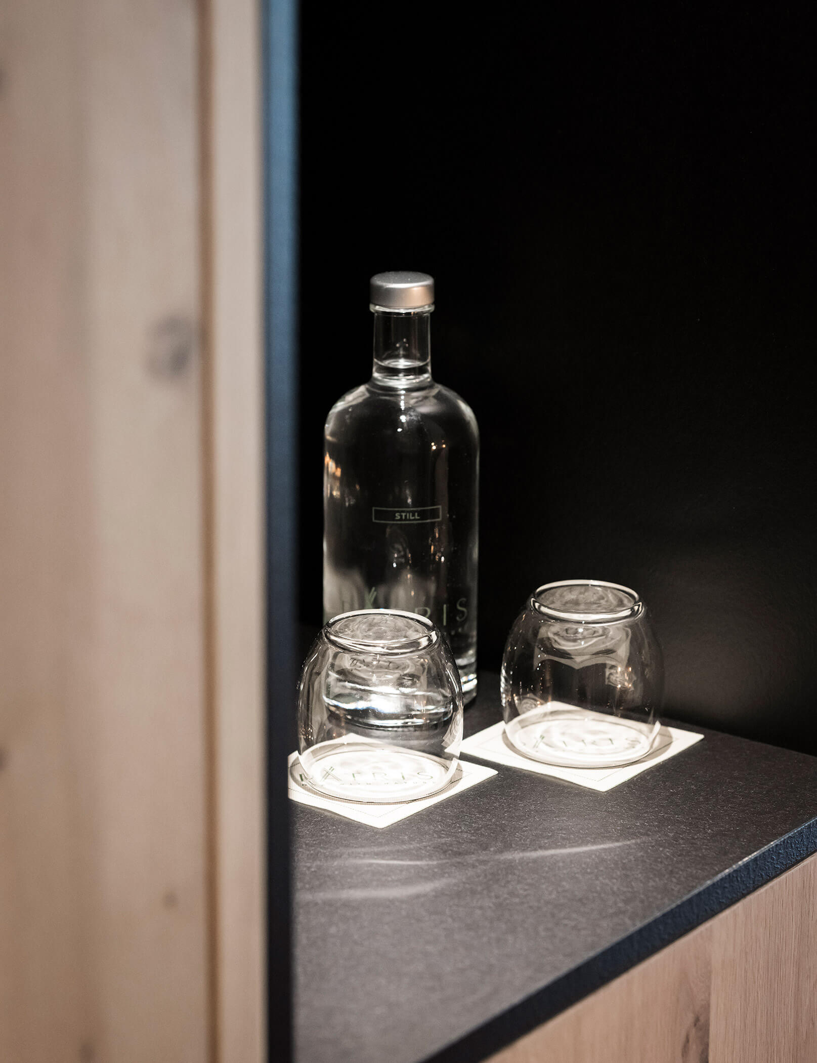 Due bicchieri d'acqua e una bottiglia nella credenza - Hotel Patris