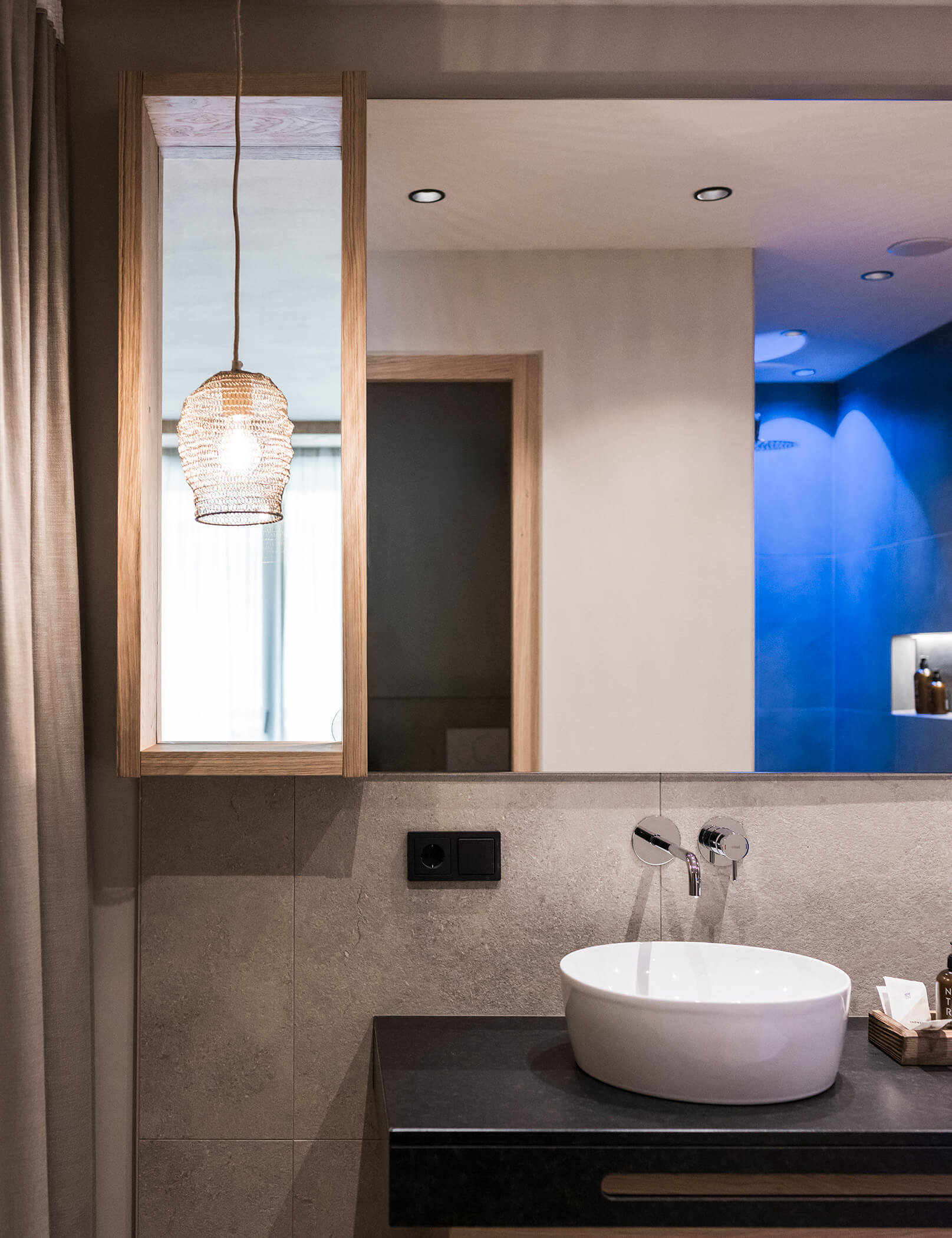 Bagno con grande specchio, mobile a specchio e lavabo - Hotel Patris