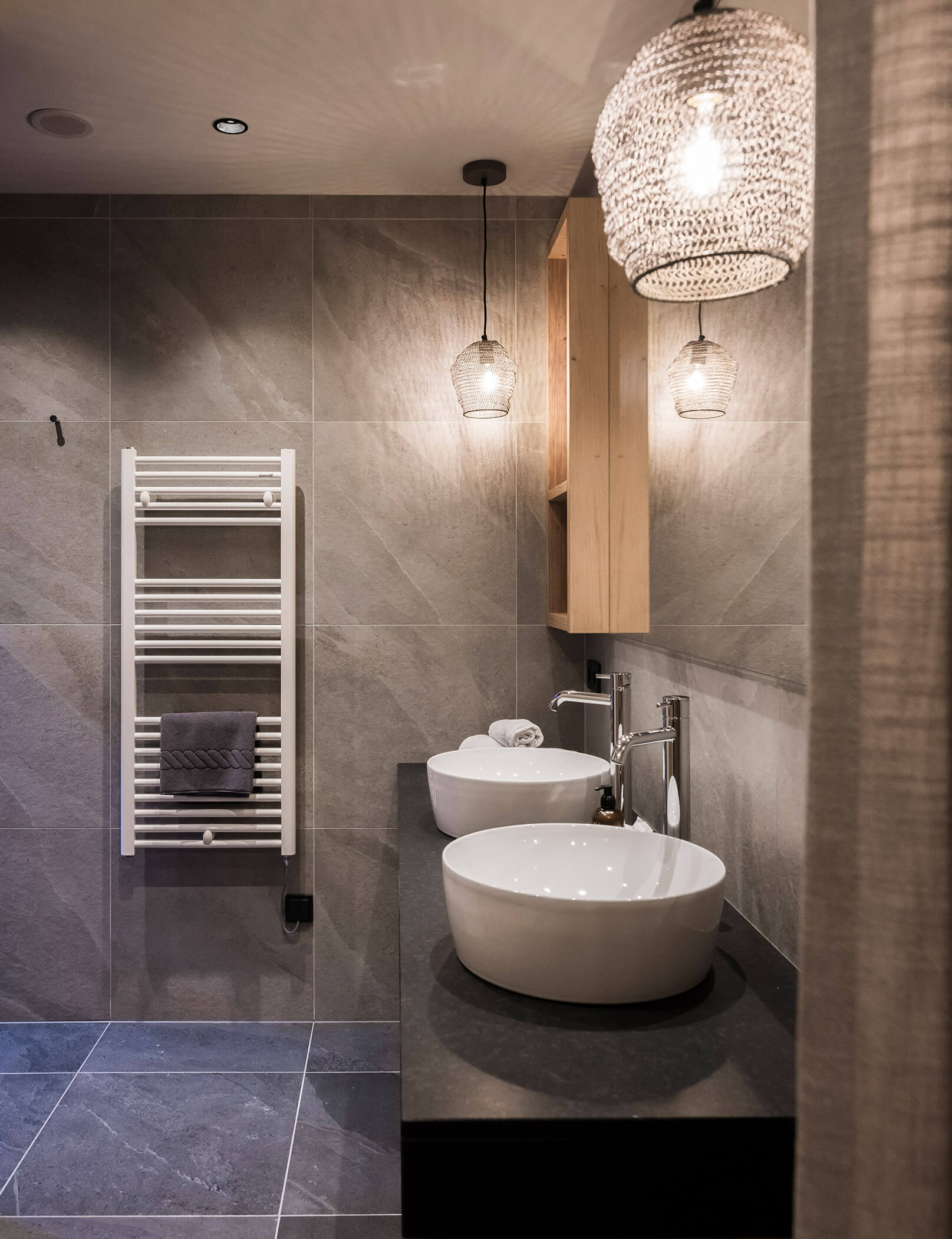 Bagno con specchio, due lavabi e riscaldamento a parete - Hotel Patris