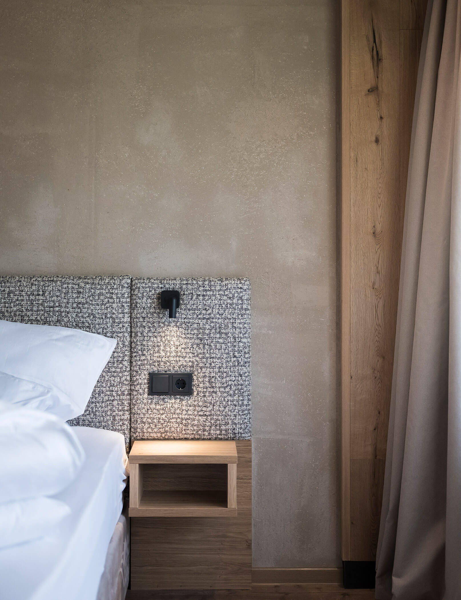 Comodino con parete grigia e dritto a destra - Hotel Patris