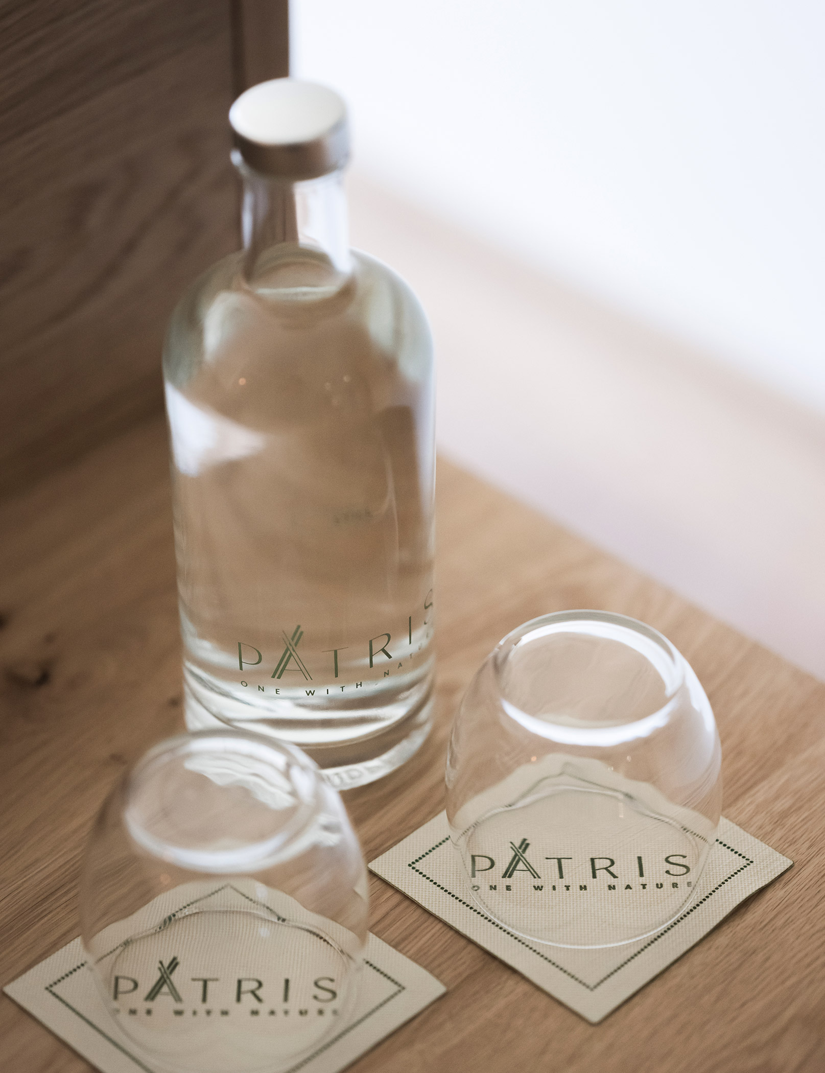 Servietten und Flasche vom Hotel Patris mit Wassergläsern