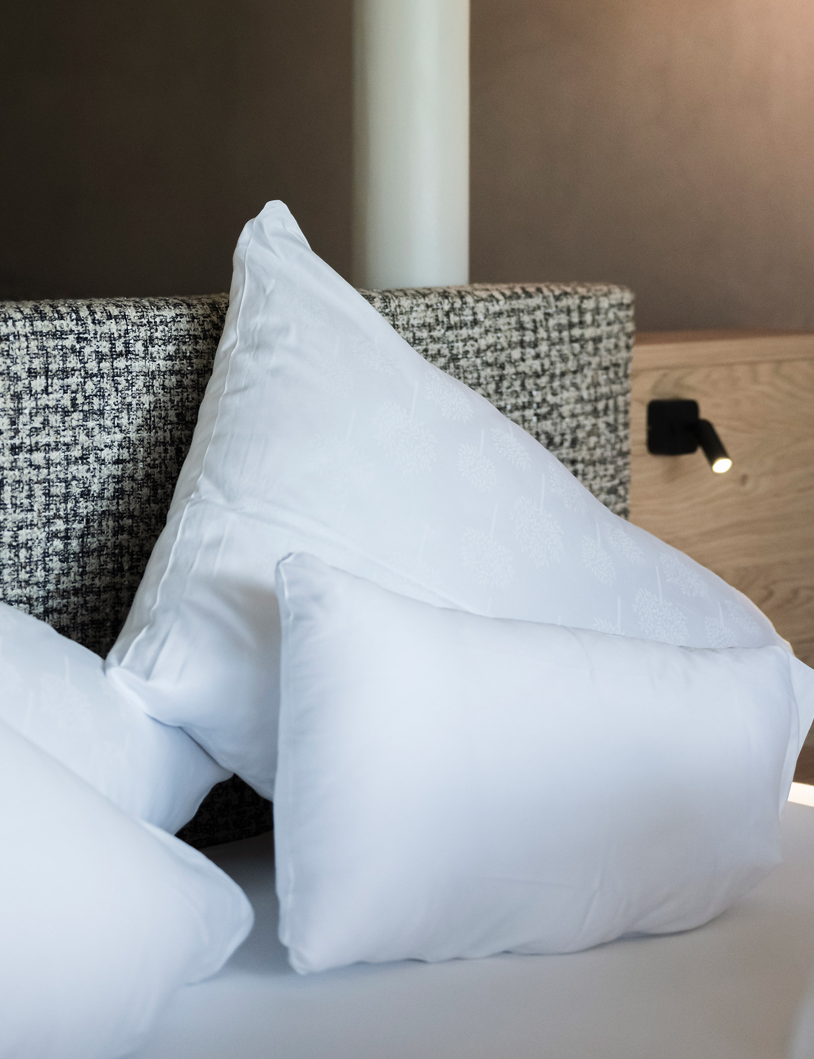 Cuscini bianchi con schienale a scacchi - Hotel Patris