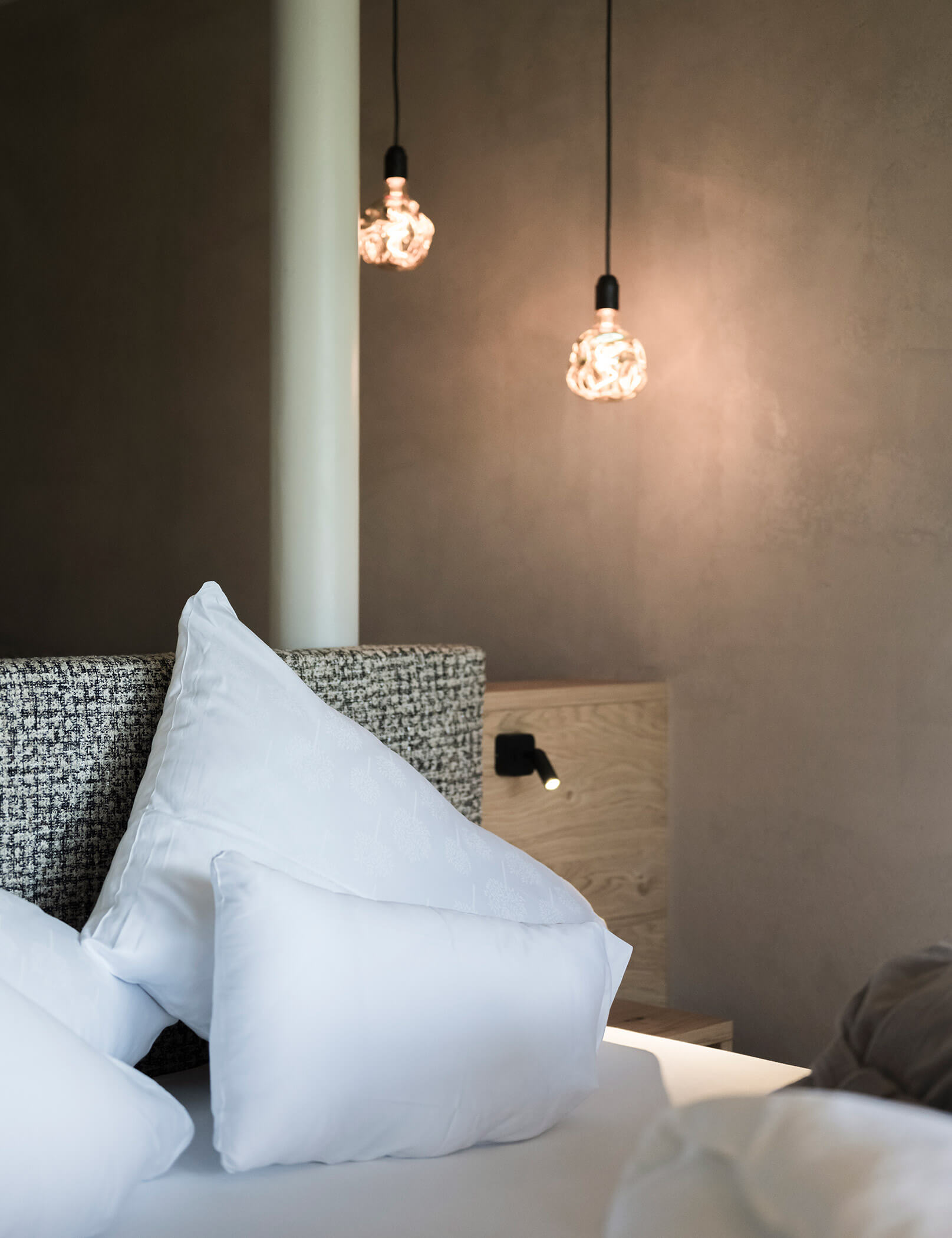 Cuscini bianchi con schienale a scacchi - Hotel Patris