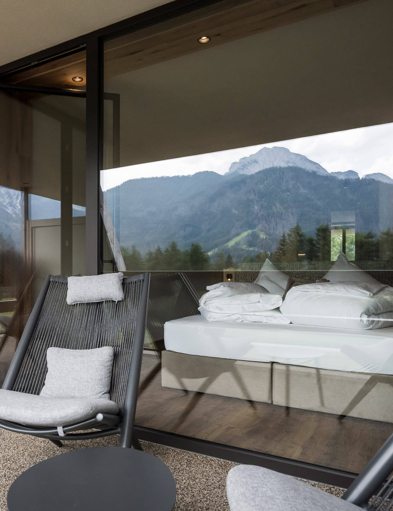 Balcone con sedie e vista sulla camera d'albergo - Hotel Patris